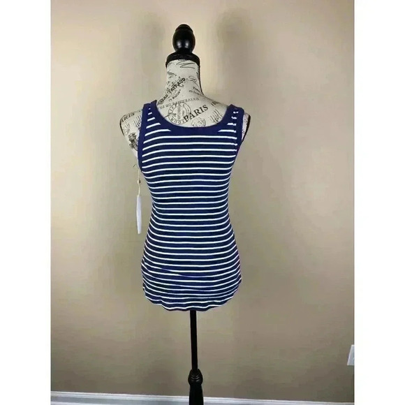 3/$25 Bundle of Women's Tee shirt-size M - Picture 2 of 9